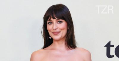 داكوتا جونسون بفستان ميتاليك من غوتشي في العرض الأول لفيلم Splitsville