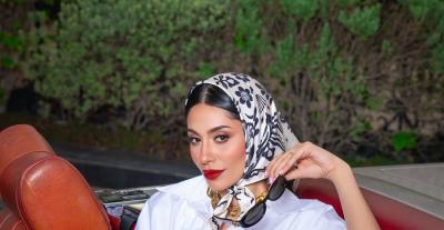 إلهام علي تعيد أسلوب الريترو بالفستان القميص والوشاح