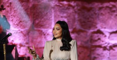 أحلام بفستان زهير مراد مرصع بالكريستال في قرطاج 