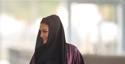 الشيخة موزا تتألق بعباية بورغندي في مؤتمر الذكاء الاصطناعي
