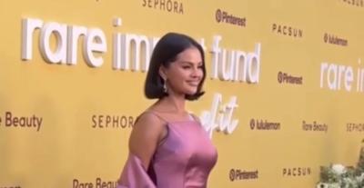 سيلينا غوميز بفستان قصير بنفسجي في حفل Rare Impact Fund 