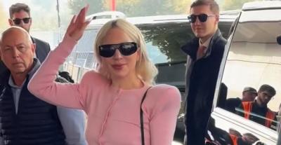 ليدي غاغا بإطلالة وردية وكعب غريب من لوبوتان في مطار ميلانو