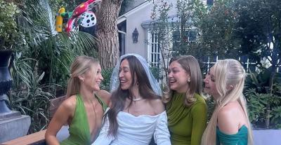 بيلا وجيجي حديد بفساتين متناغمة اللون في زفاف شقيقتهما - الصورة من حساب  gigi hadid bra  على انستغرام GHBR
