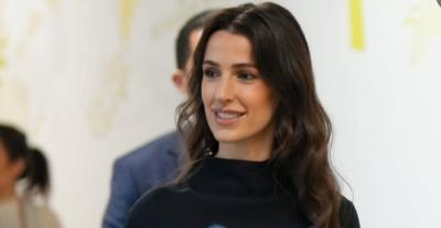 الأميرة رجوة بفستان من ماركة إيطالية وحقيبة مشرقة من درايز فان نوتن 