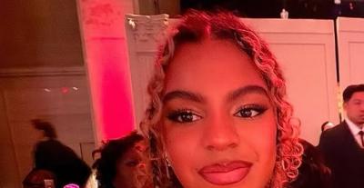 بلو آيفي كارتر بفستان وردي مع الريش في Angel Ball 2025  بلو آيفي كارتر بفستان وردي مع الريش في Angel Ball 2025