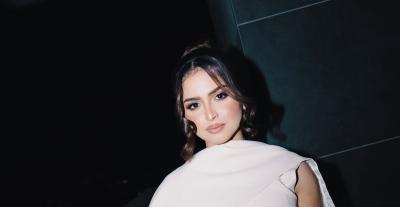 حلا الترك بفستان أبيض مطرز وكاب بتوقيع سعودي - الصورة من حساب حلا الترك على انستغرام بعدسة مهند ميرداد حلا الترك بفستان أبيض مطرز وكاب بتوقيع سعودي - الصورة من حساب حلا الترك على انستغرام بعدسة مهند ميرداد