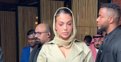 الترنش وشال الرأس يميزان إطلالة جورجينا رودريغيز في الرياض