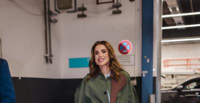 تفاصيل إطلالة الملكة رانيا العصرية في قمة One Young World - الصورة من تفاصيل إطلالة الملكة رانيا العصرية ©️ Royal Hashemite Court