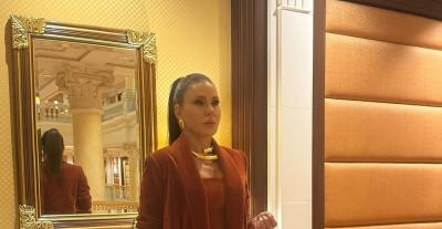 ديمة قندلفت باطلالة بلون خريفي من توقيع كارولين لانغ