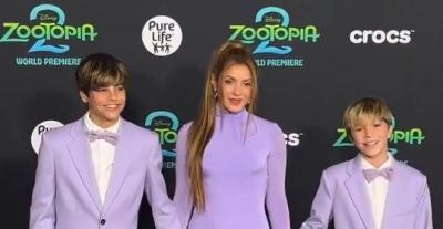 شاكيرا تنسق اطلالتها مع أطفالها باللون البنفسجي من Stella McCartney 