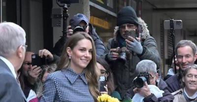 كيت ميدلتون تتألق بفستان Houndstooth  وحقيبة موكا سويدية 