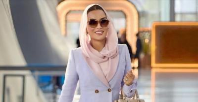 الشيخة موزا باطلالة بألوان باستيلية وحقيبة من ديور