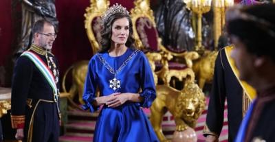 إطلالة الملكة ليتيزيا بفستان من الساتان الأزرق وتاج كارتييه