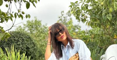 أمل بوشوشة تتألق بتدرجات الأزرق في إطلالة دنيم عصرية 