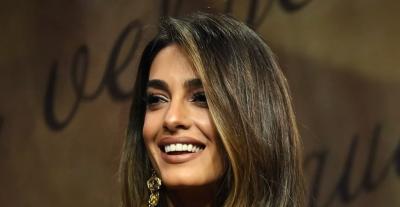 أمل كلوني تعيد ارتداء جمبسوت أحمر وتطلّ بلون شعر جديد في سويسرا - الصورة من انستغرام Dimitris Giannetos