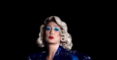 غادة عبد الرازق باطلالة غريبة بطابع مستقبلي وتسريحة ريترو - الصورة من انستغرام غادة عبد الرازق بعدسة Hilal