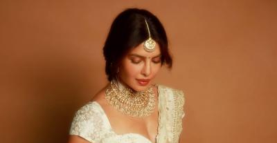 بريانكا شوبرا بساري مخصص لها من Anamika Khanna في GlobeTrotter