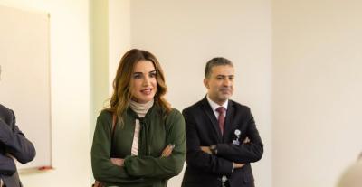 الملكة رانيا تعتمد درجات الزيتوني والكريمي من علايا ولويفي