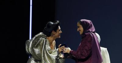 الشيخة المياسة بعباية باللون البورغندي مخرمة بأسلوب دقيق 