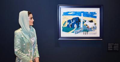 أناقة الشيخة موزا بفستان ومعطف بدرجات الأخضر الهادئ ولمسة وردية 