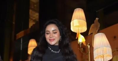 لوك عصري وأنيق: لجين عمران ببنطلون بقصة مبتكرة من ليم 