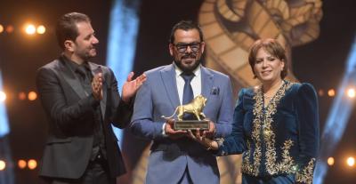 تكريم منذر رياحنة في مهرجان وهران السينمائي الدولي بدورته الثالثة عشرة