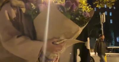 ليونيل ميسي يظهر بالصورة خلف الزوجين - إكس