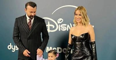 هازال كايا مع عائلتها - إكس