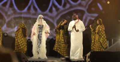 هيفاء وهبي بالبرقع والعباءة الوردية من رامي سلمون 