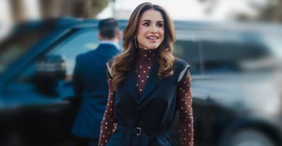 الملكة رانيا تعتمد فستان Vest كحلي مع توب Rabanne بنقشة البولكا