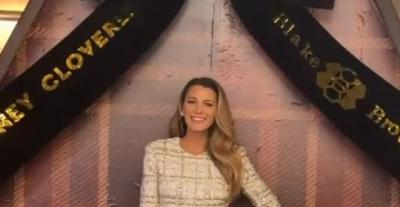 إطلالة بليك لايفلي بالتويد والريش بألوان هادئة 