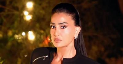 غادة عبد الرازق تعتمد موضة الـ Streetstyle بأسلوب منسق بدقة 