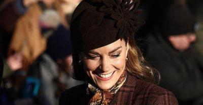 كيت ميدلتون تكسر تقاليد عيد الميلاد بمعطف بني بنقشة المربعات - الصورة من فيديو من انستغرام  Kate Middleton Styled