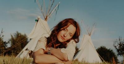 في حوار خاص: أليس تامبرلي تحتفي بالمرأة العربية - الصورة بعدسة Venetia Dearden