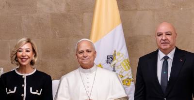 نعمت عون خلال زيارة البابا لاوون بطقم كلاسيكي من Glamoda