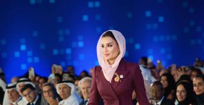 إطلالة الشيخة موزة بمعطف بورغندي من توقيع Thom Browne 