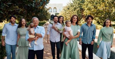 الملكة رانيا تنشر صورة عائلية بمناسبة الأعياد وتناغم الأناقة سيد الموقف