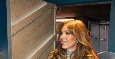 تاليا في Kelly Clarkson Show بفستان بتوقيع لبناني 