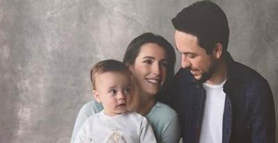 إطلالات عائلية هادئة للأمير الحسين والأميرة رجوة في صورة بطاقة التهنئة