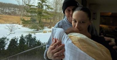 بيت ديفيدسون وإلسي هيويت مع طفلتهما - إنستغرام