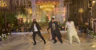 هريثيك روشان وسط أبنائه هريهان وهريدان - إكس