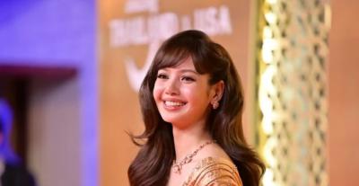 ليسا سفيرة تايلاند بإطلالة ذهبية لافتة مع الكاب 