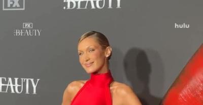 بيلا حديد بالأحمر من توقيع سكياباريللي في عرض The Beauty 