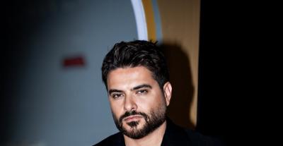 ناصيف زيتون بإطلالة بأسلوب جديد من توقيع برادا