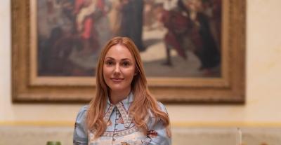 مريم أوزرلي بفستان Alemais ميدي مع تفاصيل فنية مرسومة - الصورة من انستغرام النجمة