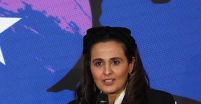 الشيخة المياسة بإطلالة عملية بالبليزر الأسود والوشاح