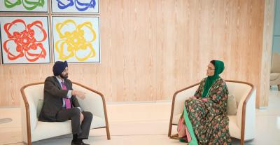 الشيخة موزا باطلالة حيوية بعباءة منقشة بالورود - الصورة من انستغرام الشيخة موزا