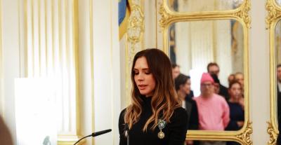 فيكتوريا بيكهام تُكرَّم في باريس بوسام الفنون والآداب - الصورة من انستغرام فيكتوريا بيكهام 