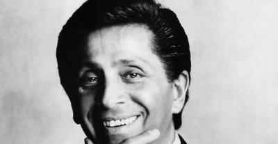 فالنتينو غارافاني يرسم Sketch - الصورة بعدسة Gianni Giansanti في عام 2000