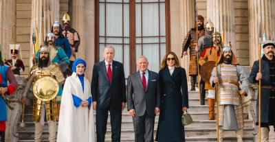 الملكة رانيا بمعطف كلاسيكي من علايا وتنورة مخملية في تركيا